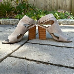 Open toed block heel shoes